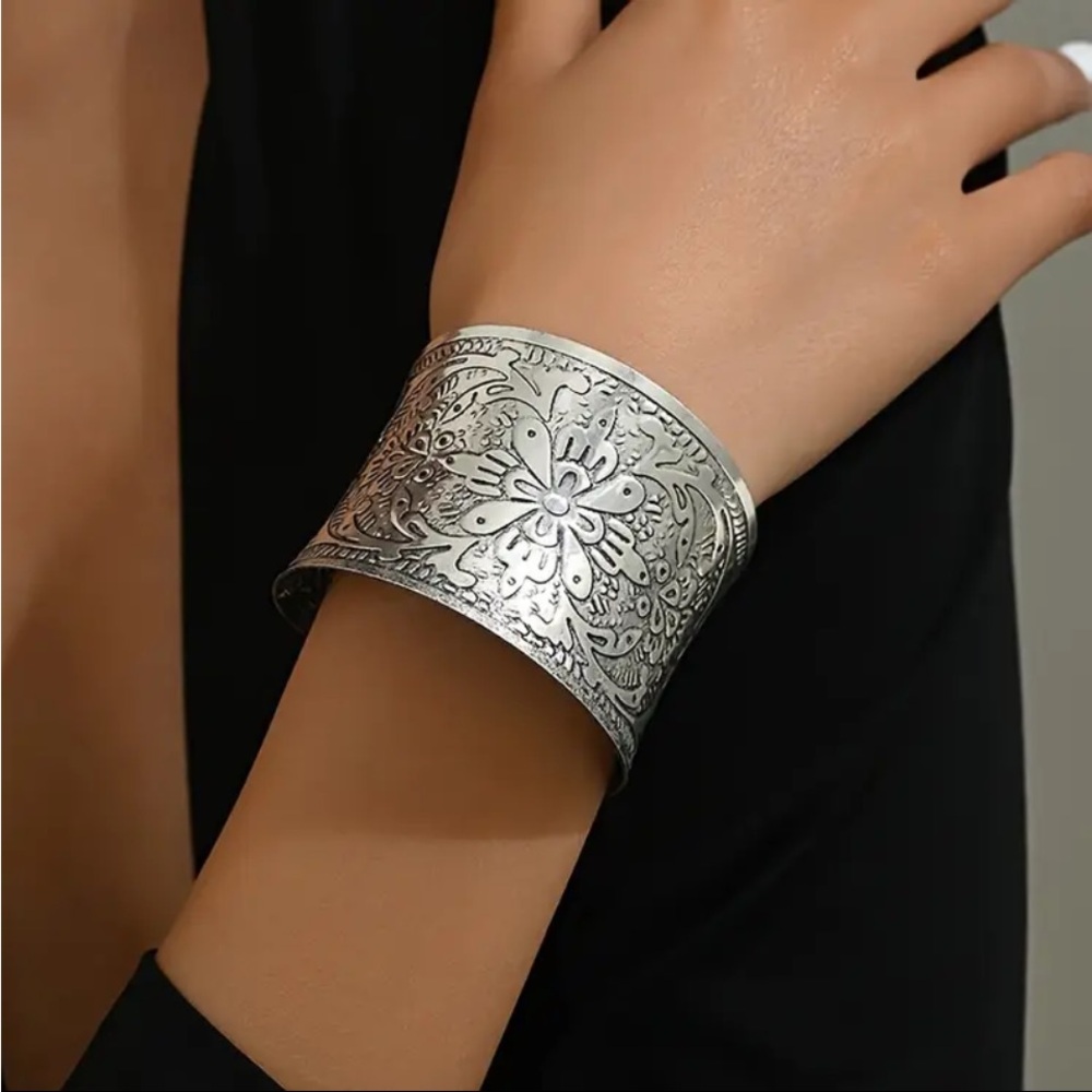 Vintage Exaggerated Open Mouth Printed Cross Cuff Bracelet